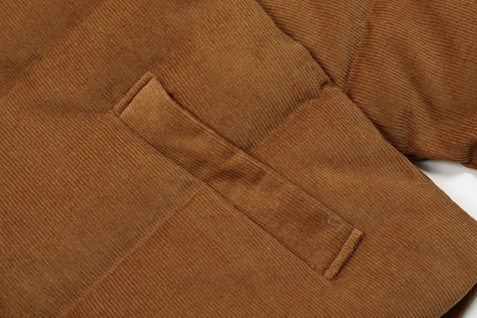 P630 Top quality" Style number: 8096# [Ralph Lauren autumn and winter new Maillard style high-waisted corduroy down jacket] ✅Ralph Lauren retro Maillard style granular velvet lapel short high-waisted corduroy thickened down jacket ✅Maillard color series cotton corduroy face ✅Inner 350T contrasting polyester silk double-layer 360T high-density gallbladder ✅YB consistent YKK white copper nude zipper, zipper pockets on both sides of the inside ✅Khaki brown, full of warm atmosphere, a must-have for goddesses in winter ~ Size: S-XL Color: Khaki brown